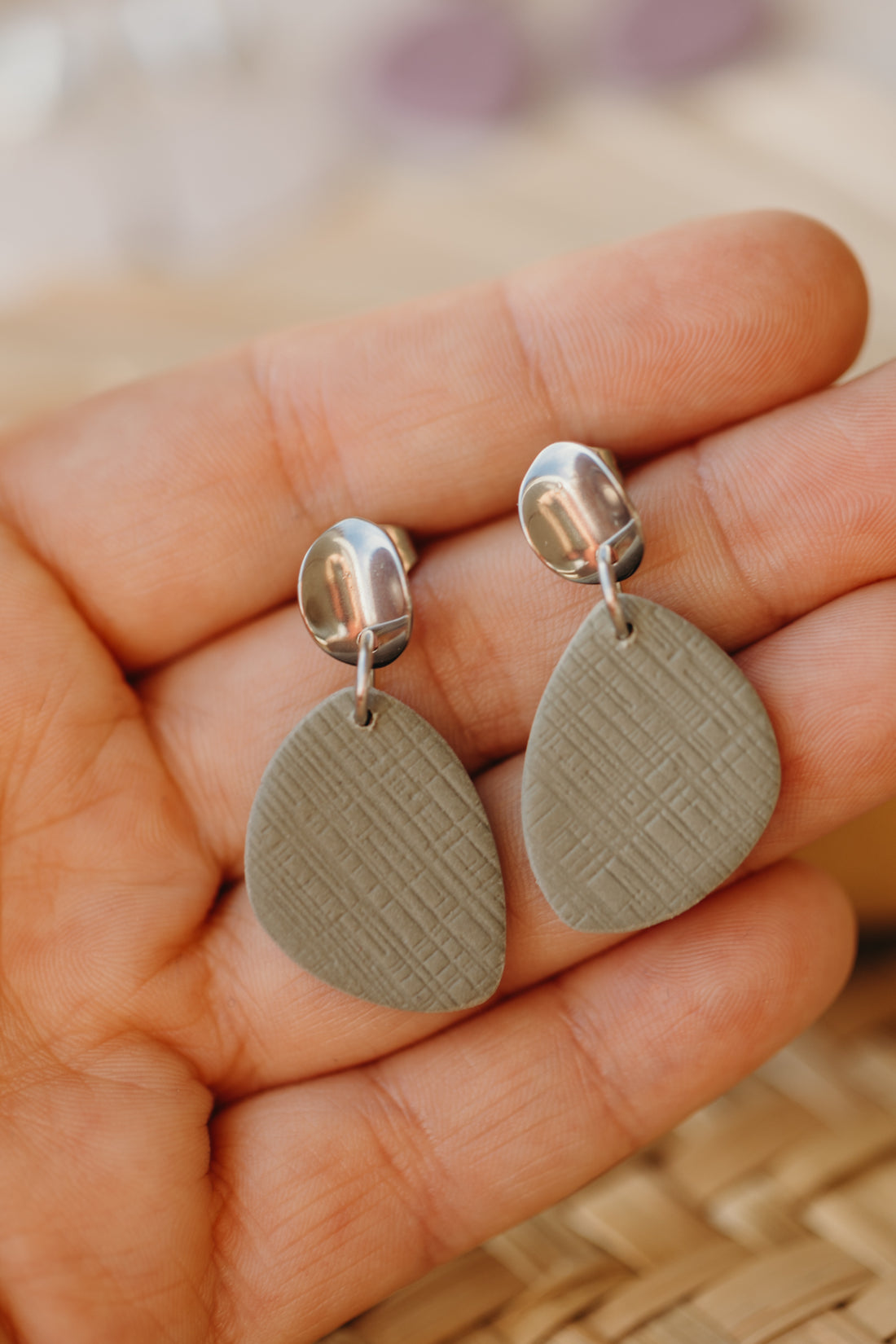 SCULLY - eukalyptus grüne ovale Ohrringe aus Polymer Ton Ohrringe mit Muster