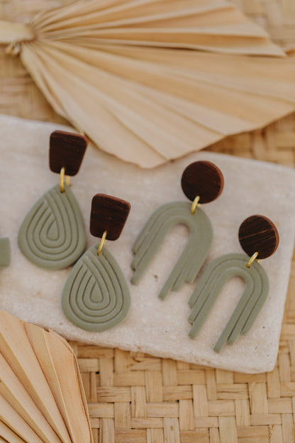 EVIE - eukalyptus grüne Bogen Ohrringe aus Polymer Ton mit braunem Ohrstecker in Holzoptik