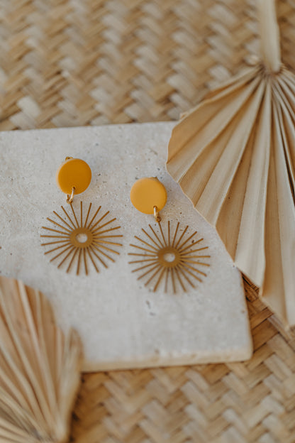 HELIA - runde senfgelbe Polymer Ton Ohrringe mit Sonnen-Anhänger