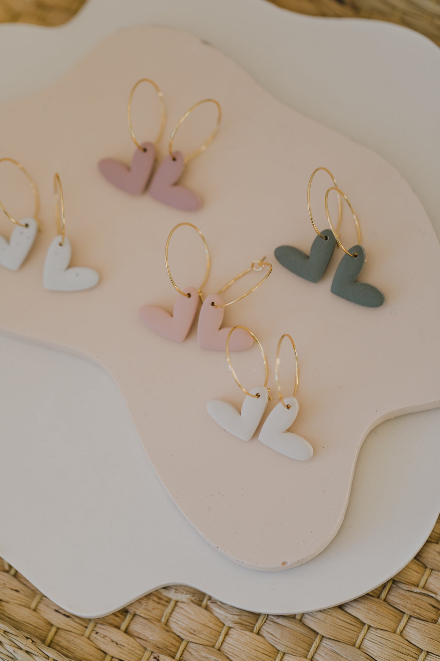 MILA - 
Creolen mit beigen Herz Anhänger aus Polymer Ton