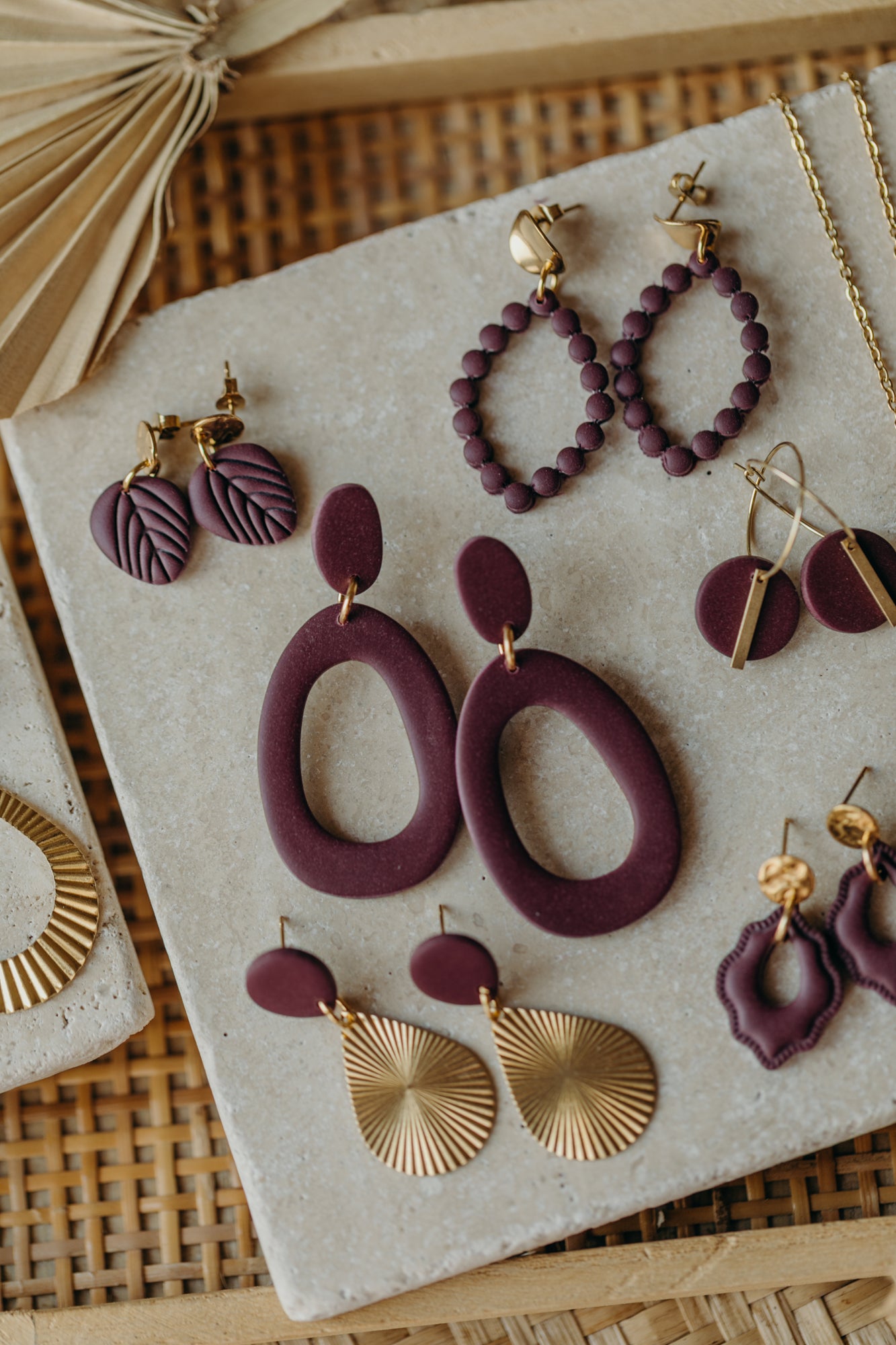 TALVI - kleine Blatt Ohrringe  in Merlot