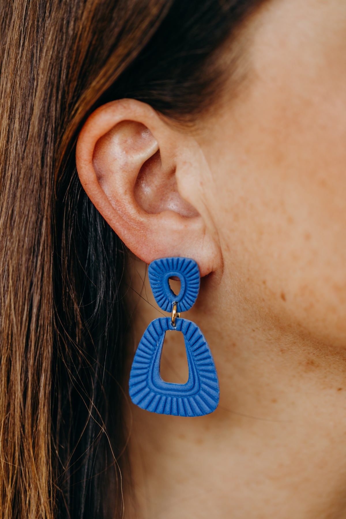 MONIQUE - einfarbige Polymer Ton Ohrringe mit Linien in Blau