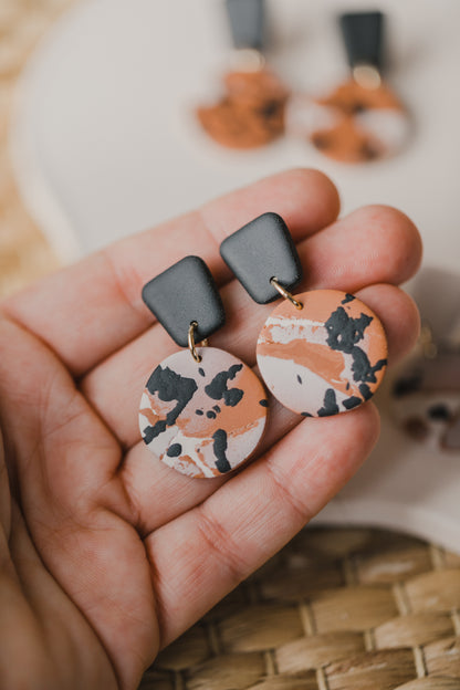 Eckige Polymer Ton Ohrringe in Terrakotta mit Vanille &amp; Schwarz