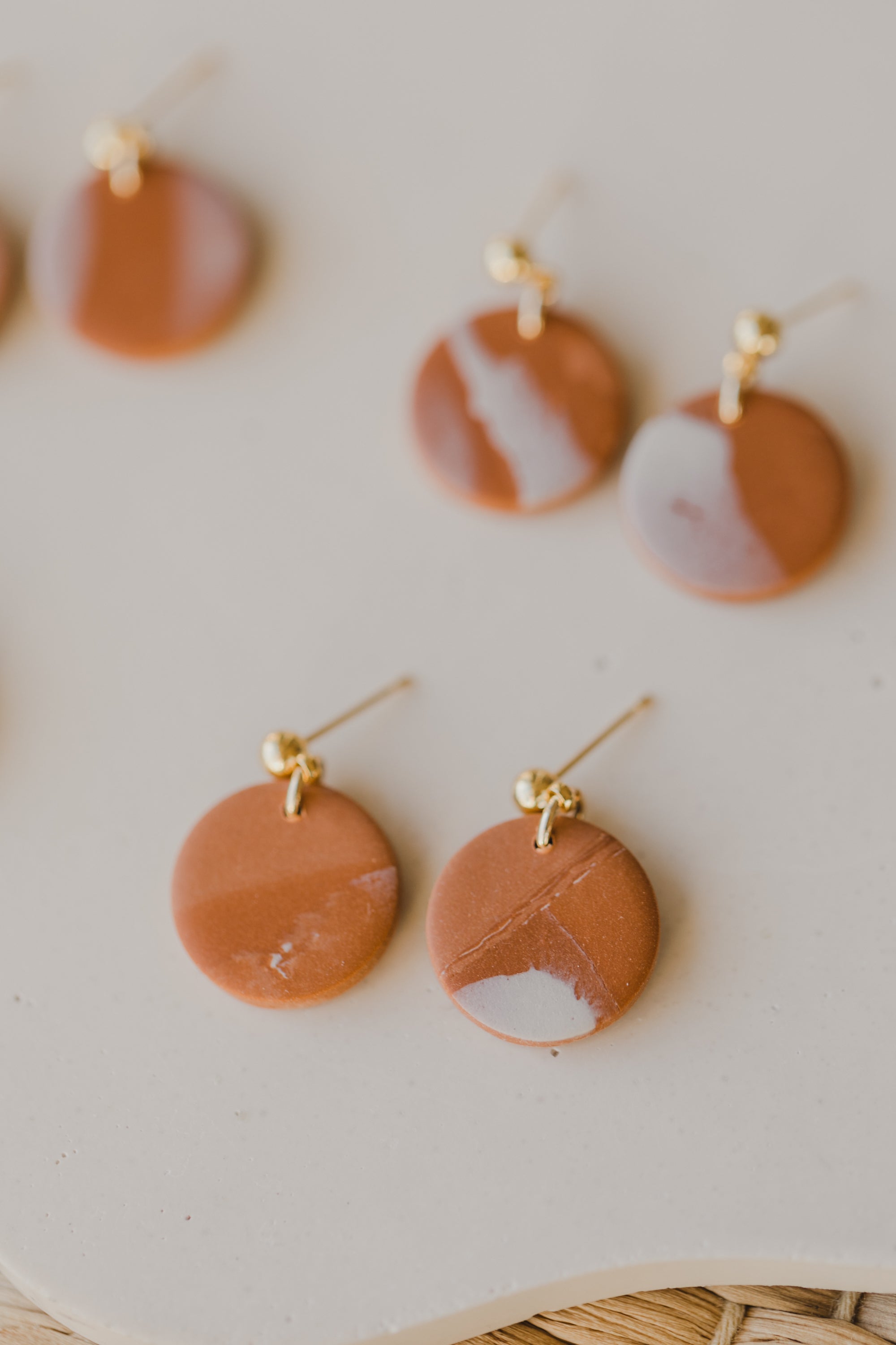 kleine runde Polymer Ton Ohrringe in Terrakotta &amp; Vanille