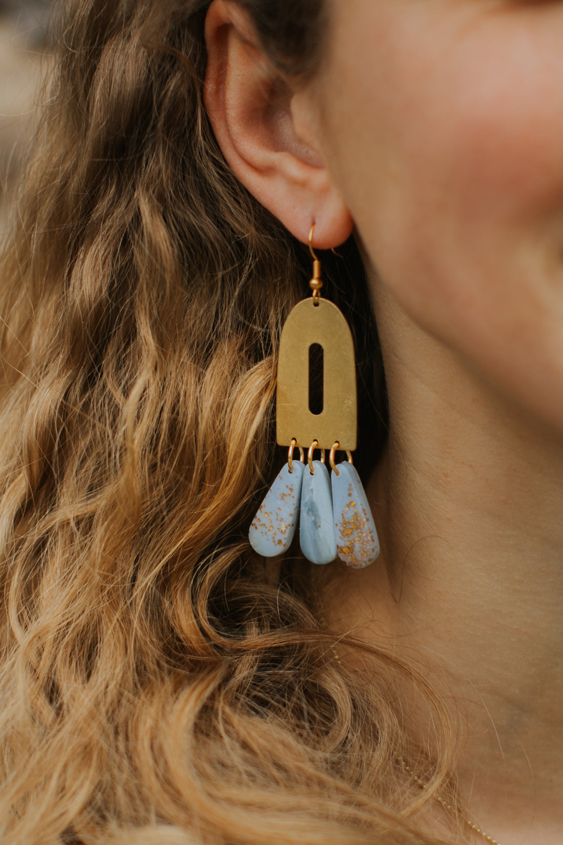 blaue lange Polymer Ton Ohrringe mit Blattgold