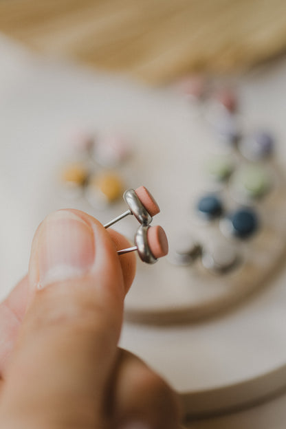 STELLA - kleine runde bunte Ohrstecker silberfarben
