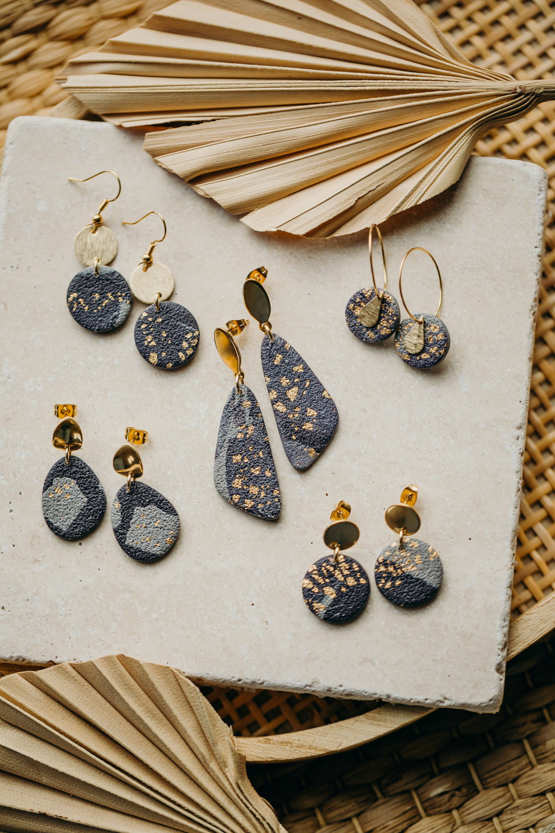 Runde blau-graue Ohrringe aus Polymer Ton mit Blattgold