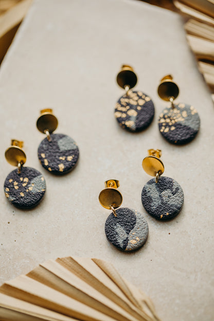 Runde blau-graue Ohrringe aus Polymer Ton mit Blattgold