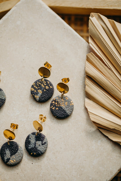 Runde blau-graue Ohrringe aus Polymer Ton mit Blattgold