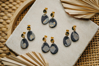 Ovale blau-graue Ohrringe aus Polymer Ton mit Blattgold