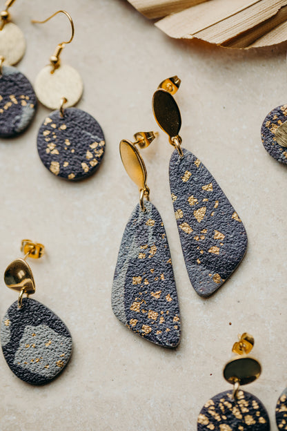 längliche blau graue Ohrringe aus Polymer Ton mit Blattgold