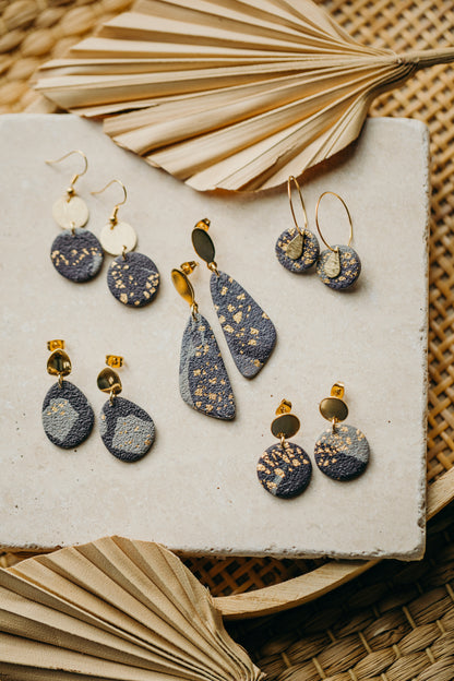 längliche blau graue Ohrringe aus Polymer Ton mit Blattgold