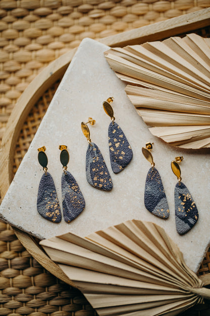 längliche blau graue Ohrringe aus Polymer Ton mit Blattgold