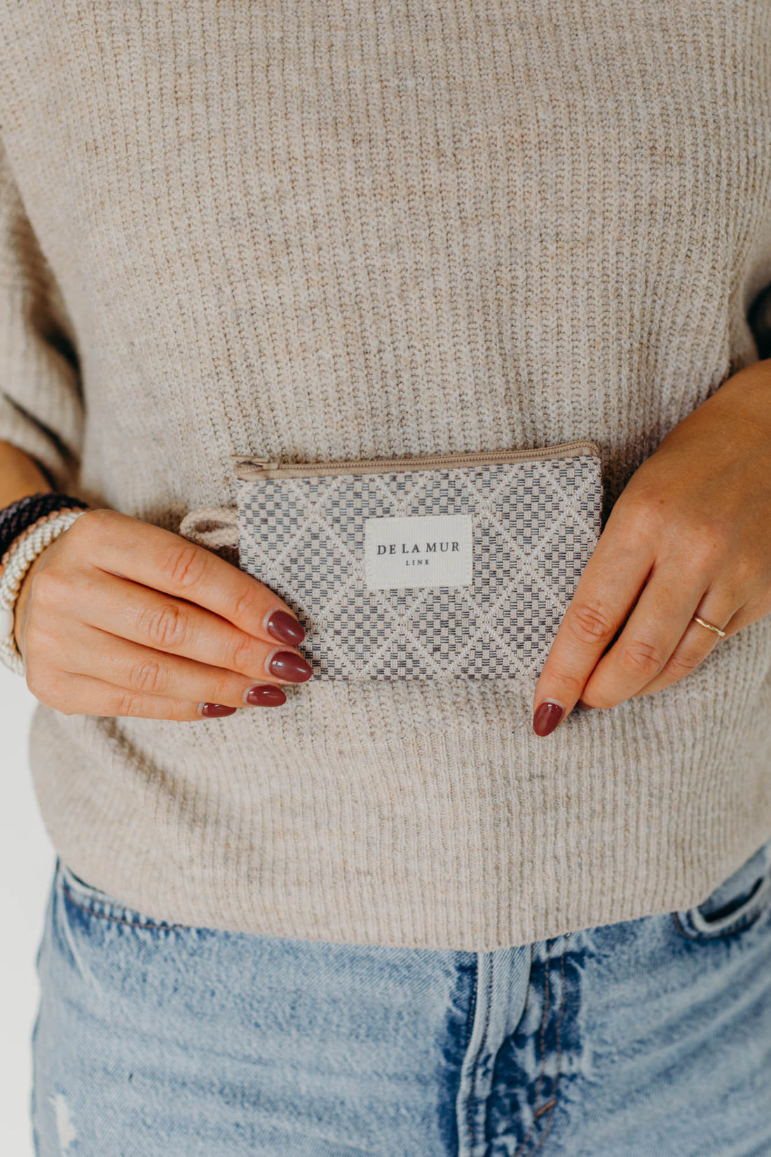 Portemonnaie PANT in der Hand gehalten