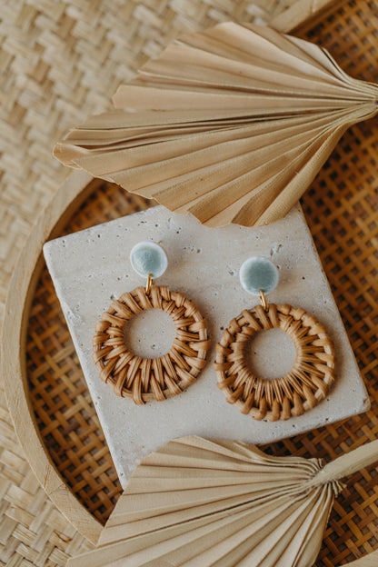 Runde Polymer Ton Ohrringe in Keramik Grün mit rundem Rattan Anhänger