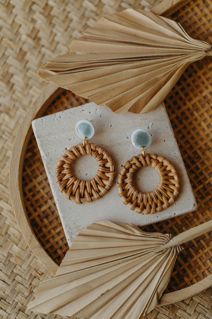 Runde Polymer Ton Ohrringe in Keramik Grün mit rundem Rattan Anhänger