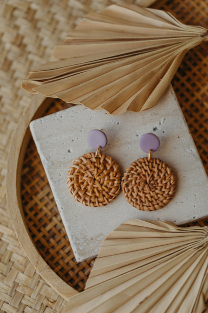 Runde Polymer Ton Ohrringe Flieder mit rundem Rattan Anhänger