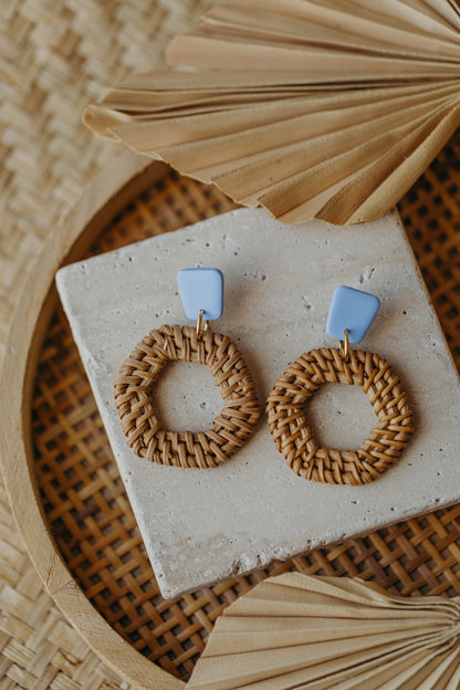 Eckige blaue Polymer Ton Ohrringe mit sechseckigem Rattan Anhänger