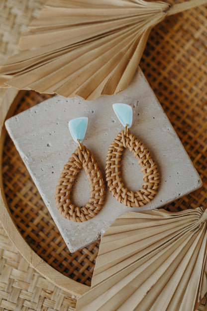 Dreieckige Polymer Ton Ohrringe mit Rattan Anhänger Tropfen in der Farbe Keramik Hellblau