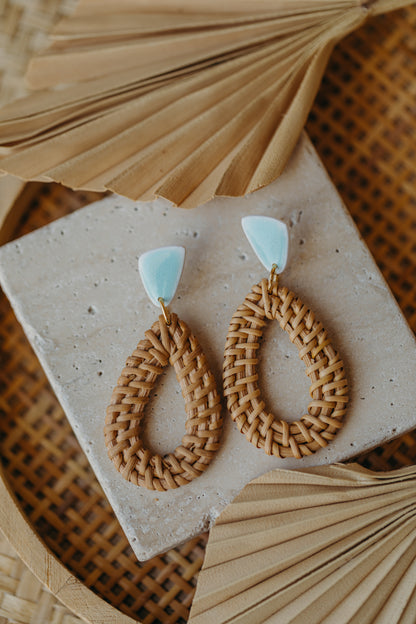 Dreieckige Polymer Ton Ohrringe mit Rattan Anhänger Tropfen in der Farbe Keramik Hellblau