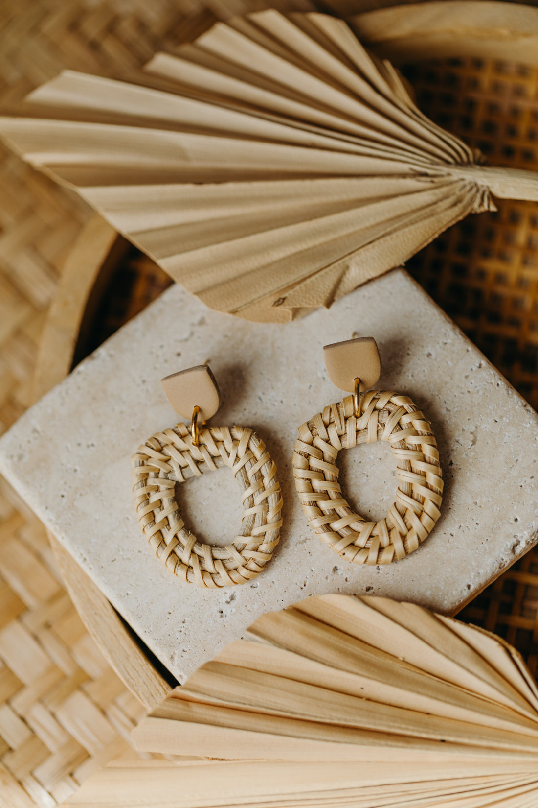 Sandfarbene Polymer Ton Ohrringe mit Rattan Anhänger Halbkreis