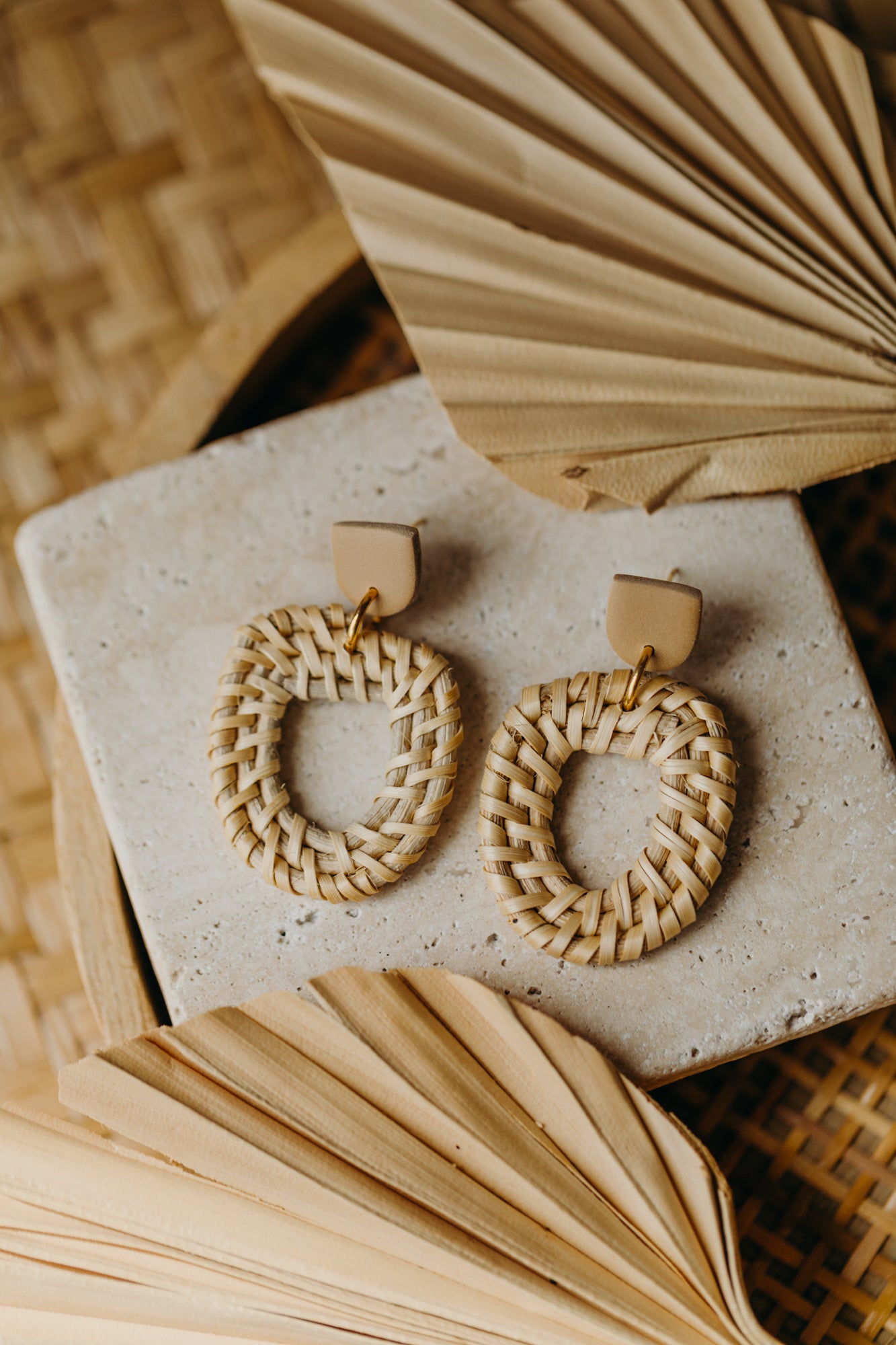 Sandfarbene Polymer Ton Ohrringe mit Rattan Anhänger Halbkreis