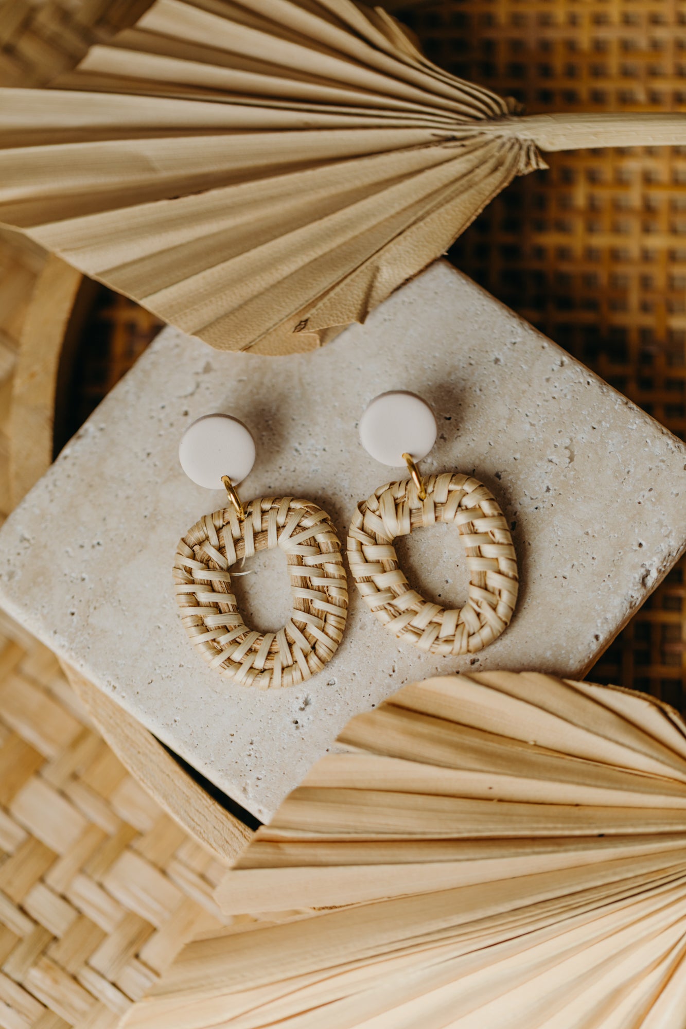 Vanille farbene Polymer Ton Ohrringe mit Rattan Anhänger Halbkreis