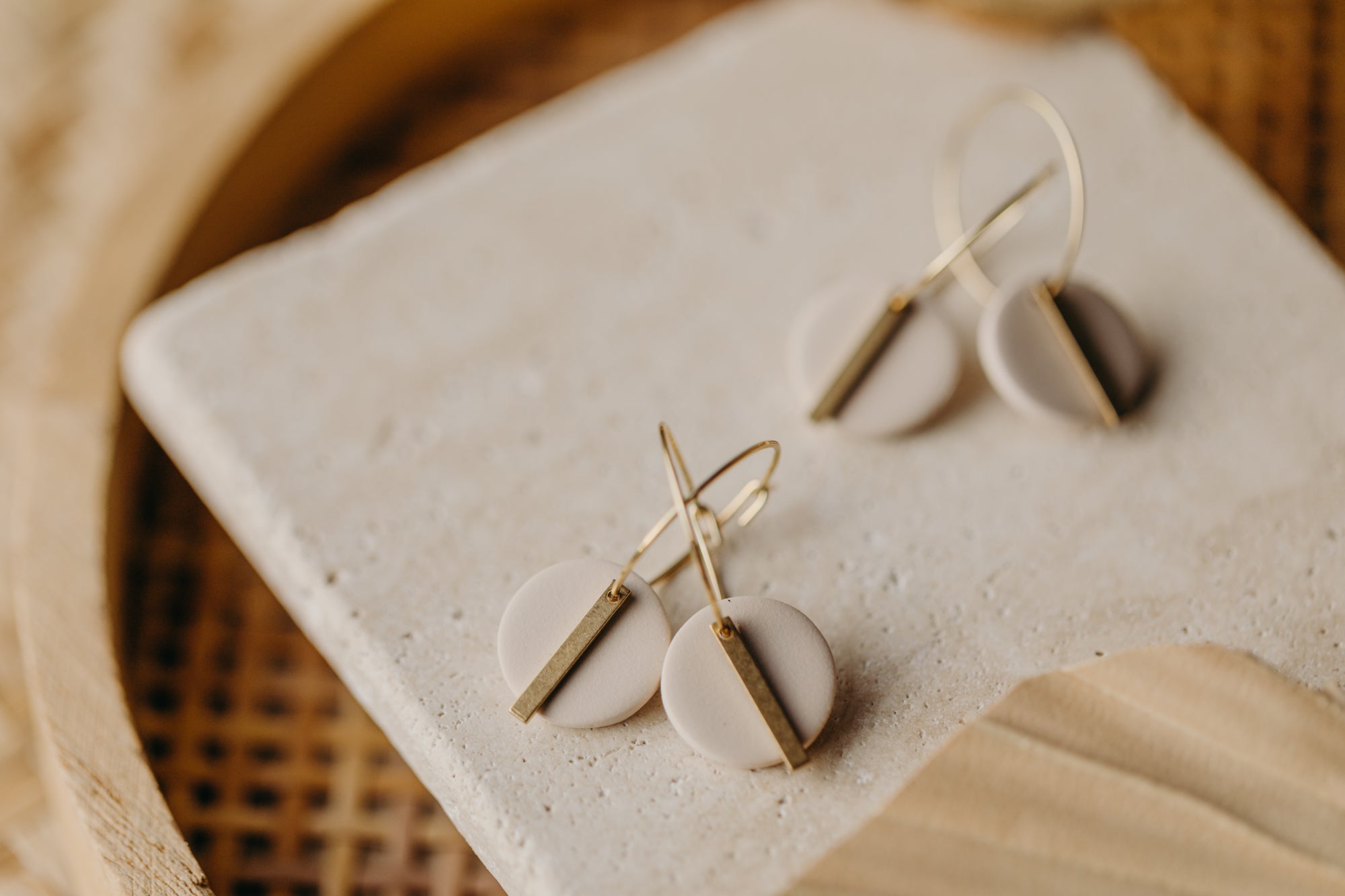 RAVI - runde Polymer Ton Creolen mit langem Messing Anhänger in Vanille