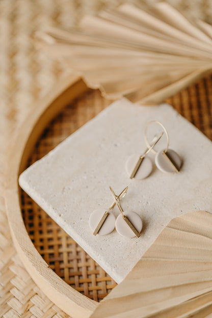 RAVI - runde Polymer Ton Creolen mit langem Messing Anhänger in Vanille