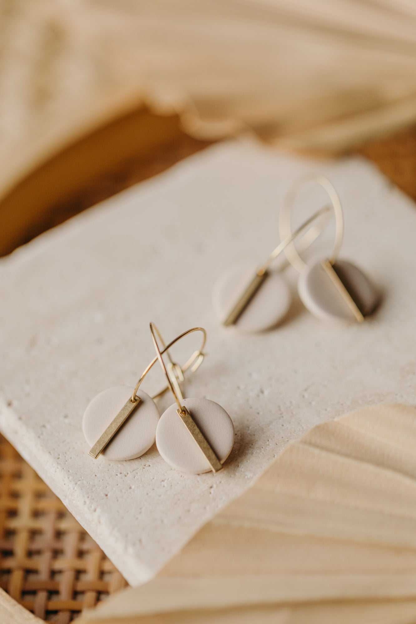 RAVI - runde Polymer Ton Creolen mit langem Messing Anhänger in Vanille