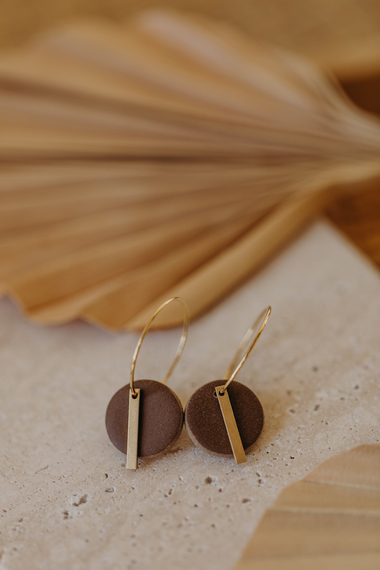 RAVI - runde Polymer Ton Creolen mit langem Messing Anhänger in Dunkelbraun