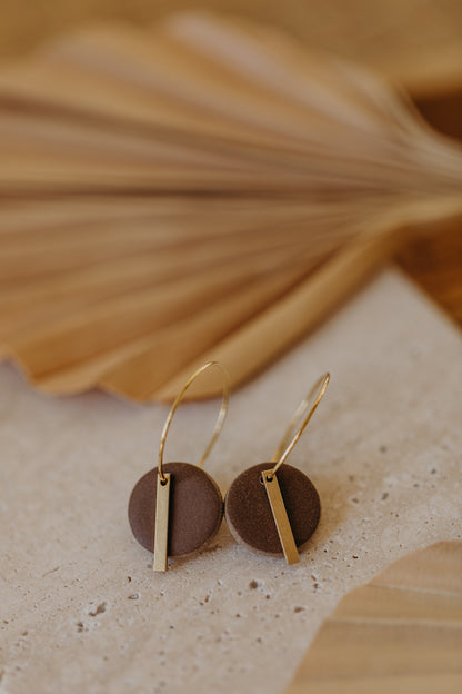 RAVI - runde Polymer Ton Creolen mit langem Messing Anhänger in Dunkelbraun