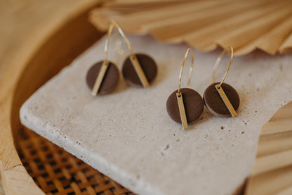 RAVI - runde Polymer Ton Creolen mit langem Messing Anhänger in Dunkelbraun