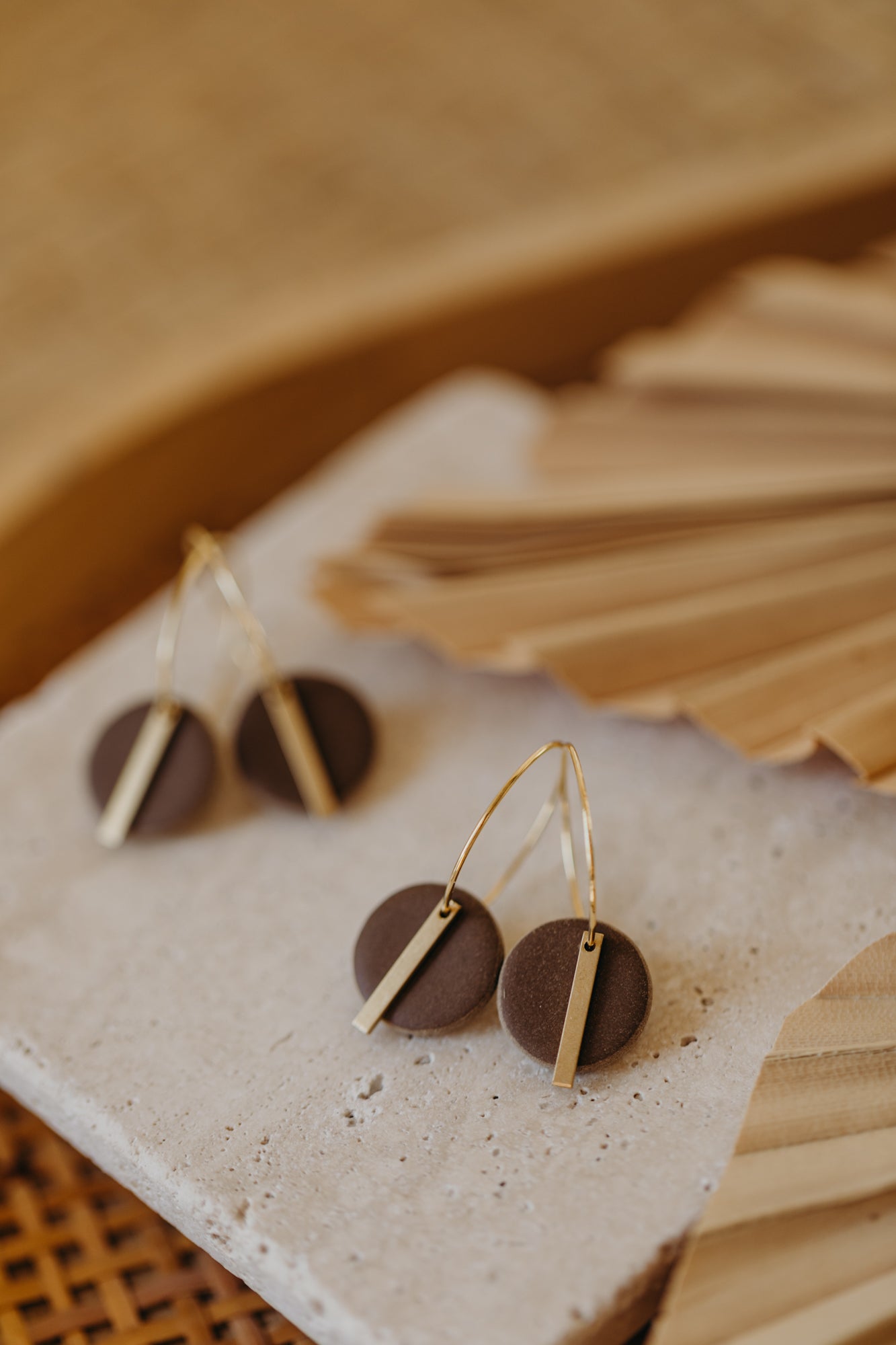 RAVI - runde Polymer Ton Creolen mit langem Messing Anhänger in Dunkelbraun