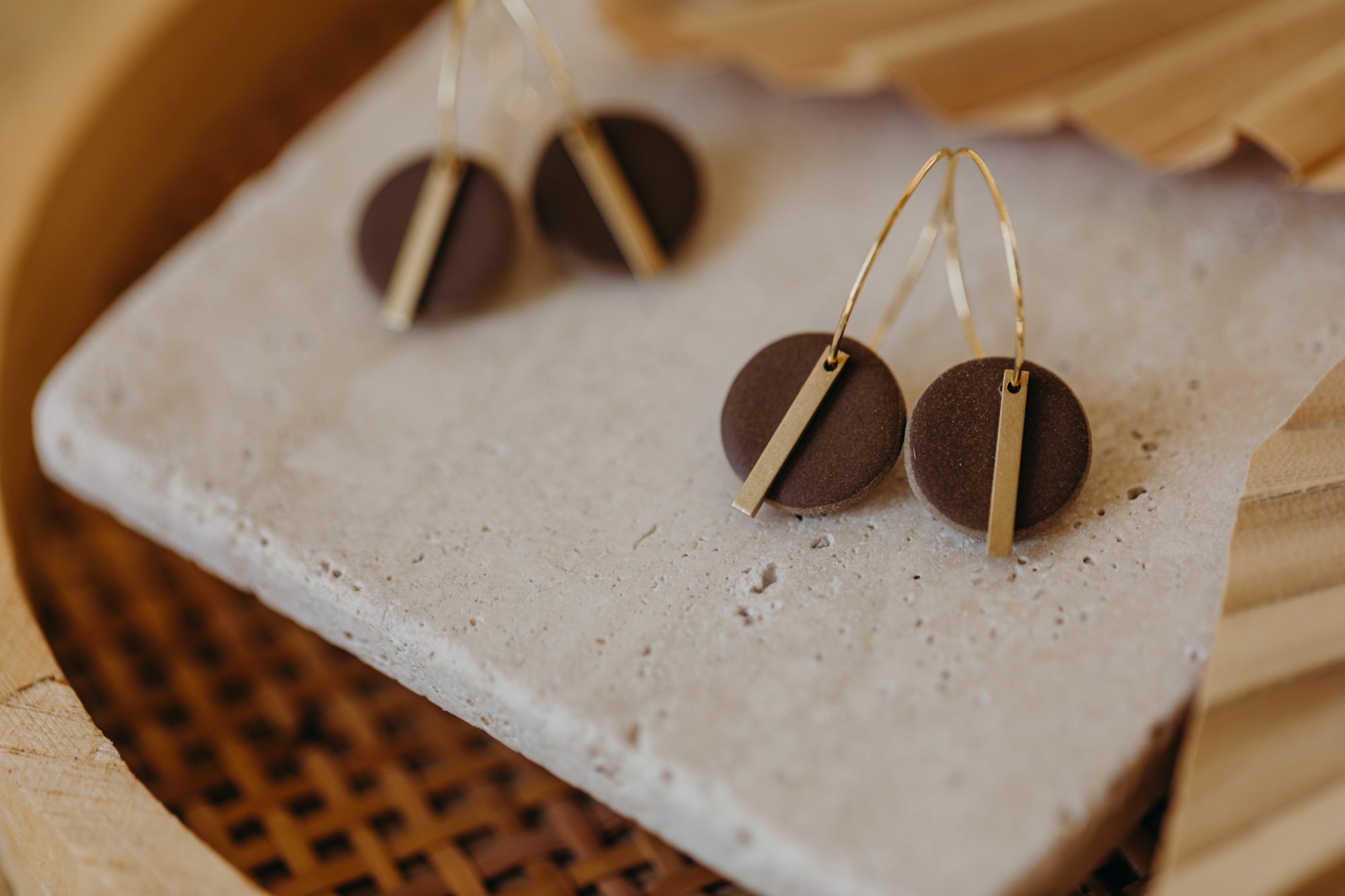 RAVI - runde Polymer Ton Creolen mit langem Messing Anhänger in Dunkelbraun