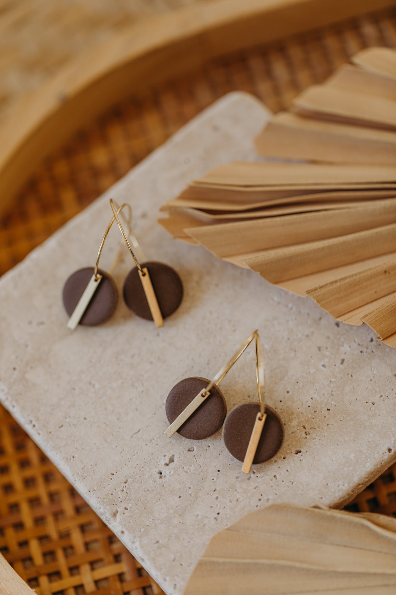 RAVI - runde Polymer Ton Creolen mit langem Messing Anhänger in Dunkelbraun