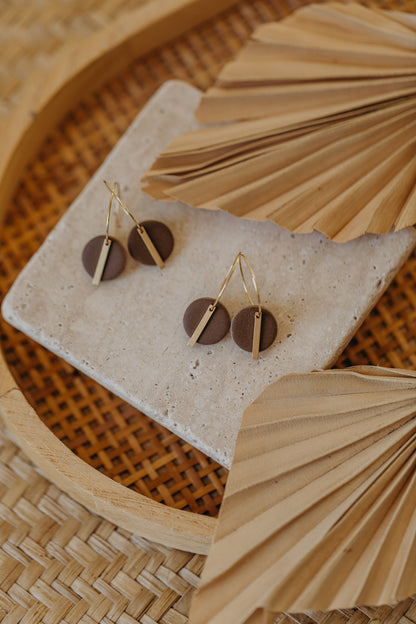 RAVI - runde Polymer Ton Creolen mit langem Messing Anhänger in Dunkelbraun