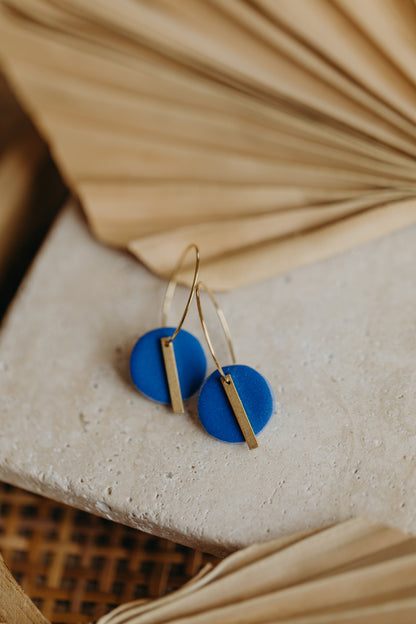 RAVI - runde Polymer Ton Creolen mit langem Messing Anhänger in Kornblumenblau