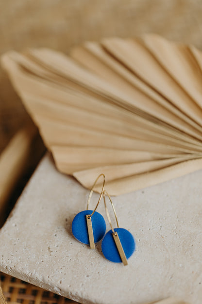 RAVI - runde Polymer Ton Creolen mit langem Messing Anhänger in Kornblumenblau