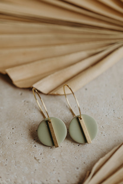 RAVI - runde Polymer Ton Creolen mit langem Messing Anhänger in Lindgrün