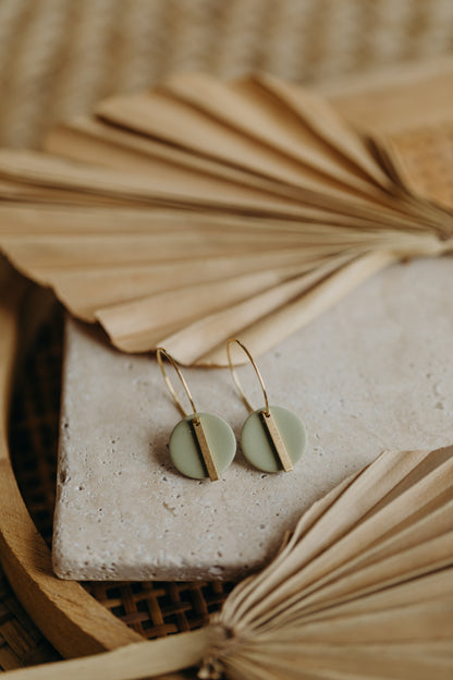 RAVI - runde Polymer Ton Creolen mit langem Messing Anhänger in Lindgrün