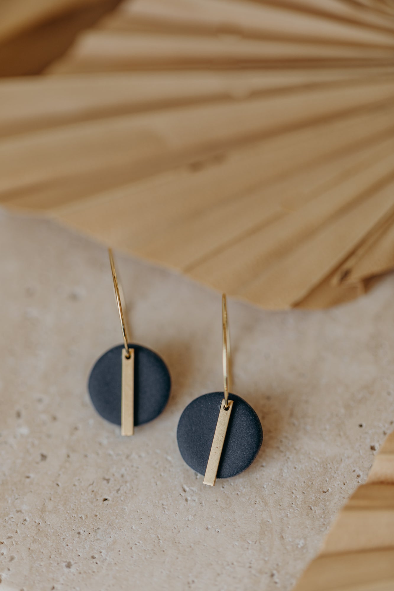 RAVI - dunkelblaue runde Polymer Ton Creolen mit langem Messing Anhänger