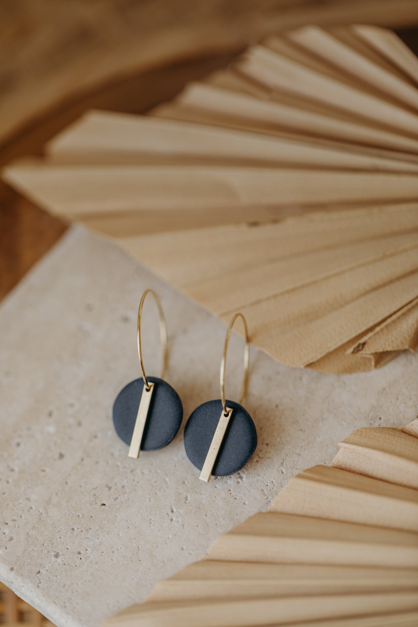 RAVI - dunkelblaue runde Polymer Ton Creolen mit langem Messing Anhänger