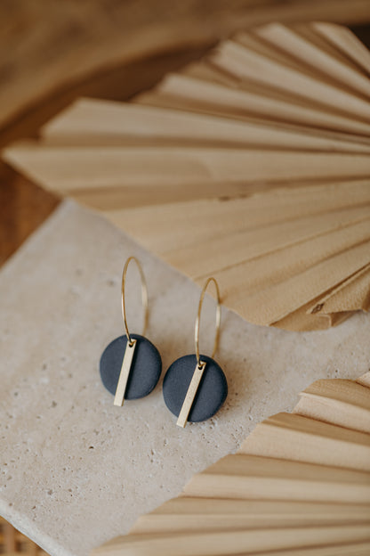 RAVI - dunkelblaue runde Polymer Ton Creolen mit langem Messing Anhänger