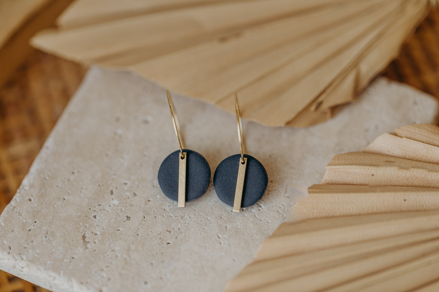 RAVI - dunkelblaue runde Polymer Ton Creolen mit langem Messing Anhänger