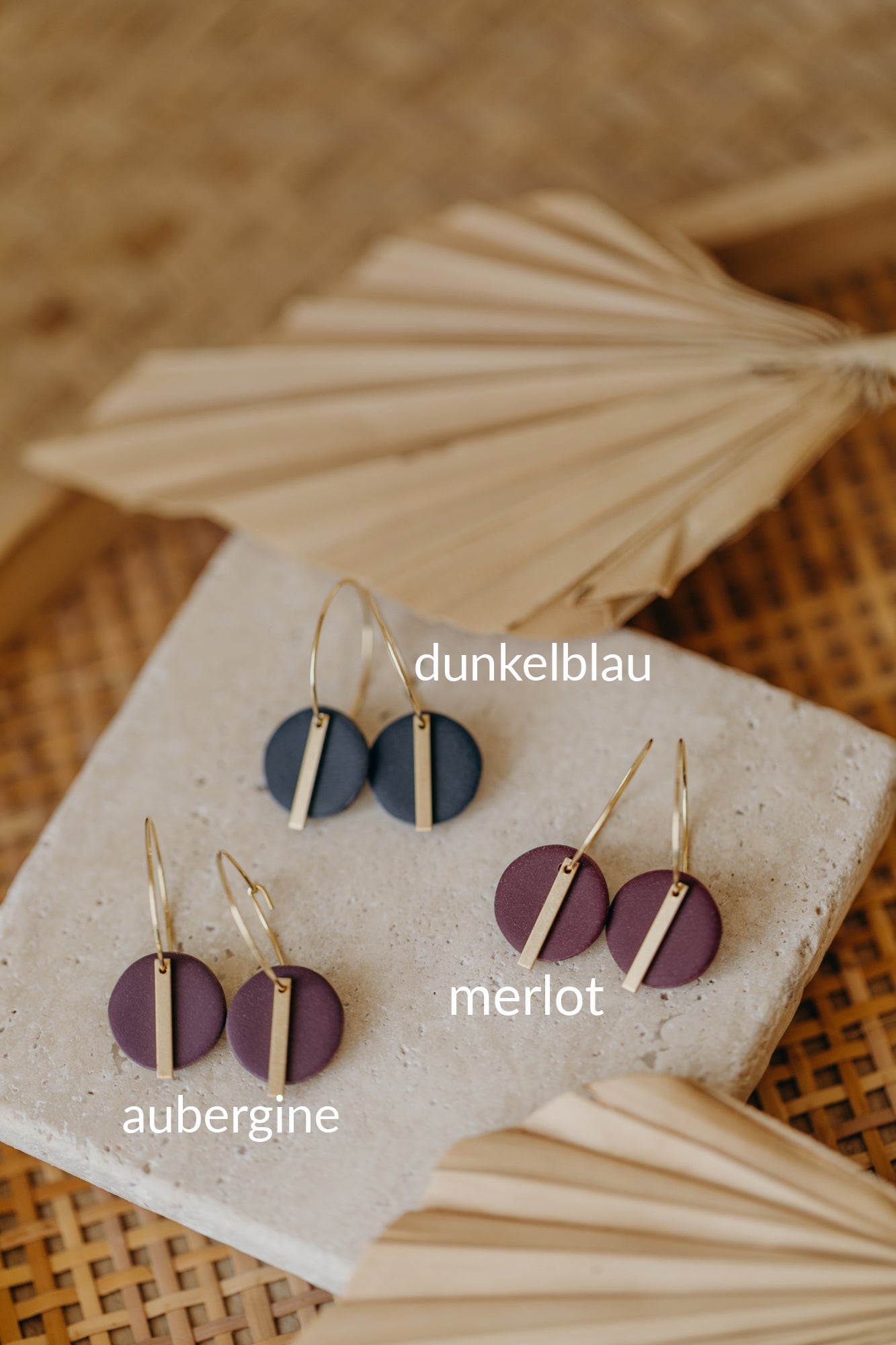 RAVI - runde Polymer Ton Creolen mit langem Messing Anhänger in Aubergine