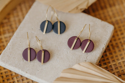 RAVI - runde Polymer Ton Creolen mit langem Messing Anhänger in Aubergine