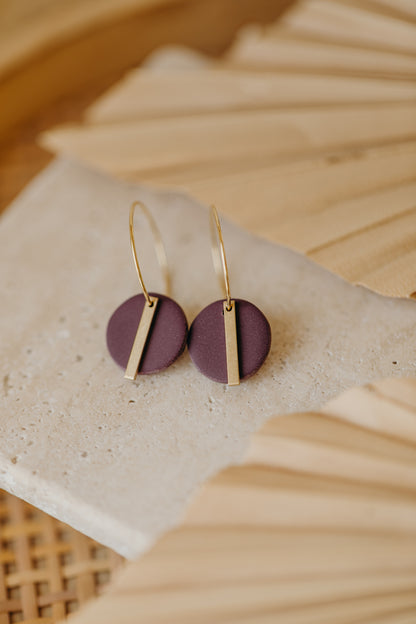 RAVI - runde Polymer Ton Creolen mit langem Messing Anhänger in Aubergine