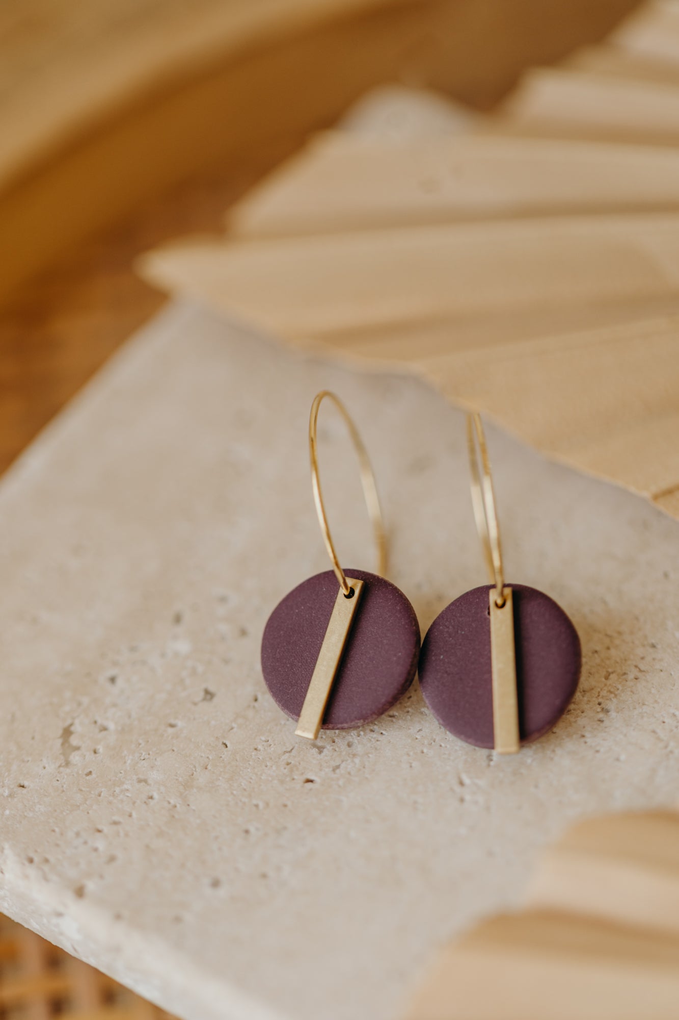 RAVI - runde Polymer Ton Creolen mit langem Messing Anhänger in Aubergine