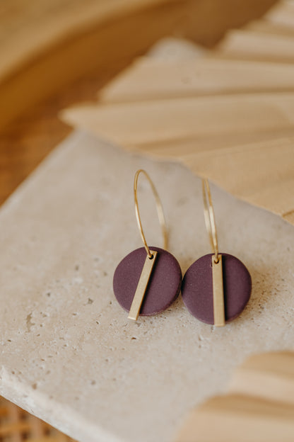 RAVI - runde Polymer Ton Creolen mit langem Messing Anhänger in Aubergine